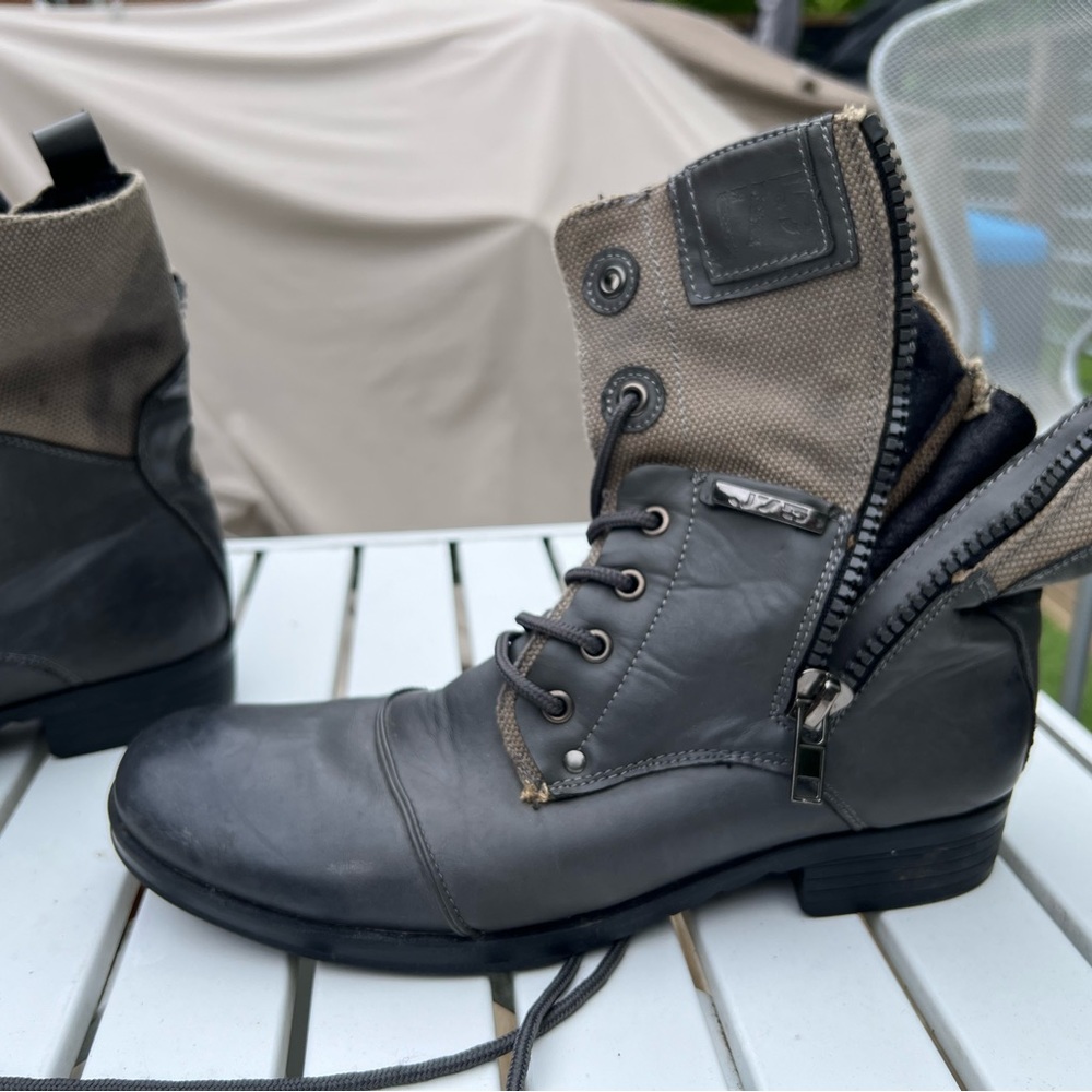 Combat boots